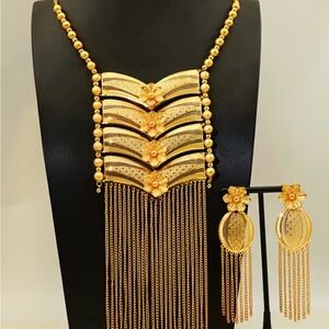 Elegant Gold Floral Necklace and Earring Set